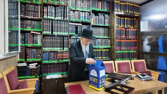 רבי שלמה ידידיה זעפראני בתרומה לקופת רבותינו.jpg