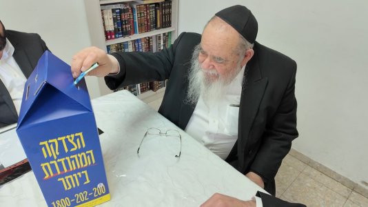 רבי אברהם סלים בתרומה לקופת רבותינו.jpg