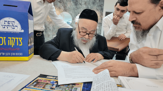 רבי עמנואל טולידנו חותם לקופת רבותינו.PNG