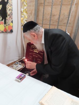 בהדלקת נר אושפיזין.JPG