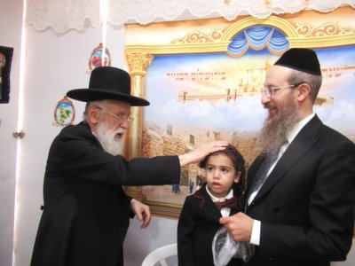 מברך את נינו לאחר מנהג גזירת החלאקה.JPG