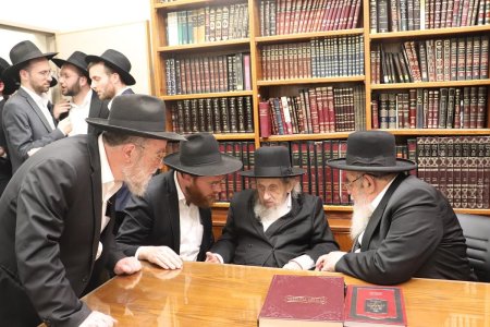 פגישת-מנהיגי-הדור-גדולי-ישראל-שליטא-5.jpg