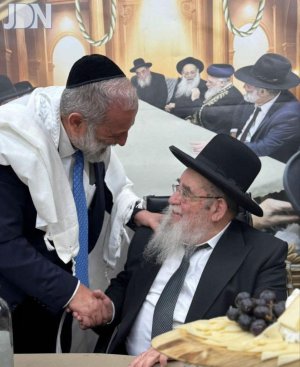 הרב סלים בסוכה של אריה דרעי.jpg