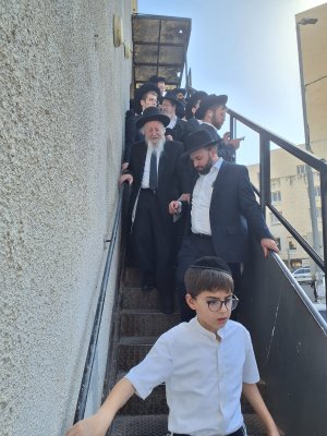 מרן הגאבד בדרכו לעצרת.jpeg