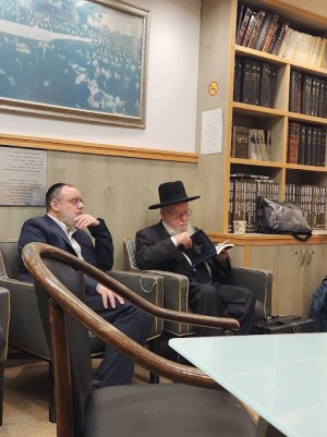 בביהכ''נ בשדה התעופה בדרך לצרפת (1).png