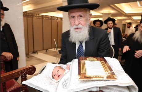 מרן הגר''א טופיק בהנחת התינוק על כסא אליהו.jpg