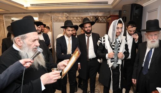 מרן הגר''נ בן שמעון בברכות על הכוס.jpg