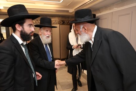 מרן הגר''ש מחפוד בלחיצת יד למרן הגר''א טופיק.jpg