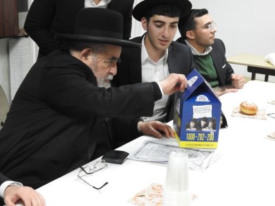 מרן הגר''א סלים בהדלקה - קופת רבותינו (1).jpg