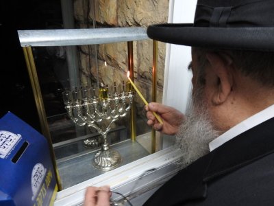 מרן הגר''א סלים בהדלקה - קופת רבותינו (2).jpg