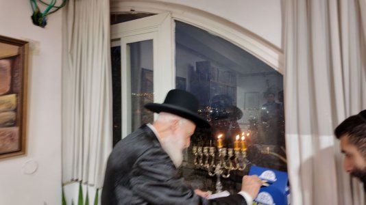 הדלקה מרן הגר''ש בצלאל - קופת רבותינו (1).jpg