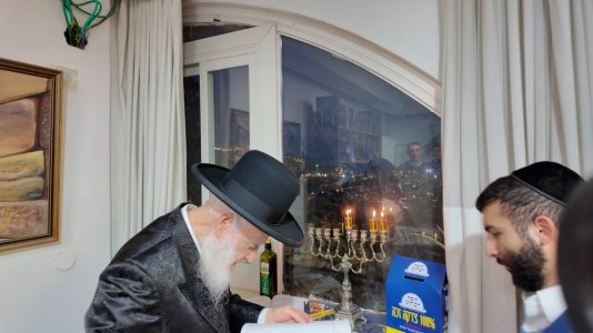 הדלקה מרן הגר''ש בצלאל - קופת רבותינו (2).jpg