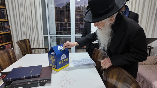 הגאון הגדול רבי יהודה כהן בהדלקת נר חנוכה (1).png