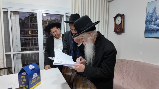 הגאון הגדול רבי יהודה כהן בהדלקת נר חנוכה (2).png