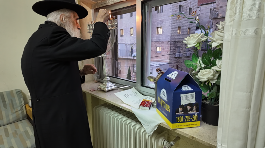 הגאון הגדול רבי יהודה כהן בהדלקת נר חנוכה (3).png