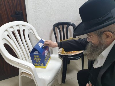 הגאון רבי מסעוד בן שמעון בהדלקת נר ותפילה למען תורמי קופת רבותינו (2).jpeg