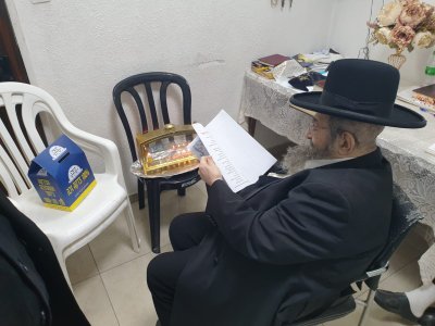 הגאון רבי מסעוד בן שמעון בהדלקת נר ותפילה למען תורמי קופת רבותינו (15).jpeg