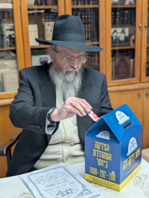 מרן הגרי''ח סופר שליט''א מדליק ומעתיר למען תורמי קופת רבותינו (6).jpeg