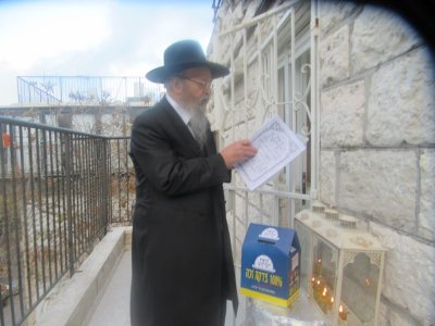 מרן הגרי''ח סופר שליט''א מדליק ומעתיר למען תורמי קופת רבותינו (24).jpeg