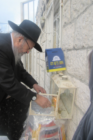 מרן הגרי''ח סופר שליט''א מדליק ומעתיר למען תורמי קופת רבותינו (31).png