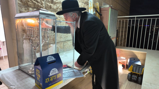 מרן הגאבד הגרשי זעפראני בהדלקת נר ותפילה למען התורמים לקופת רבותינו (1).png