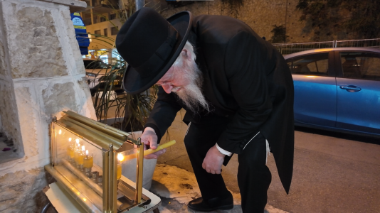 מרן הגאבד הגרשי זעפראני בהדלקת נר ותפילה למען התורמים לקופת רבותינו (2).png