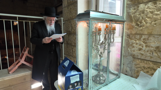 מרן הגאבד הגרשי זעפראני בהדלקת נר ותפילה למען התורמים לקופת רבותינו (3).png