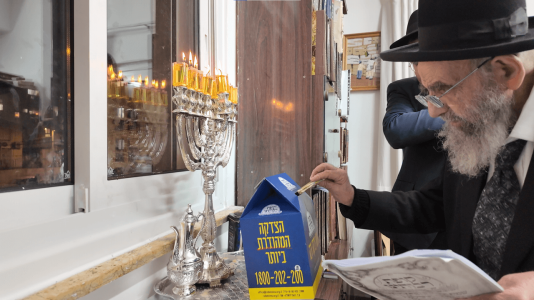 מרן רבינו הגר''מ צדקה בהדלקת נר ובתפילה למען תורמי קופת רבותינו (1).png