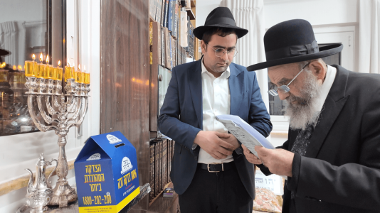 מרן רבינו הגר''מ צדקה בהדלקת נר ובתפילה למען תורמי קופת רבותינו (3).png