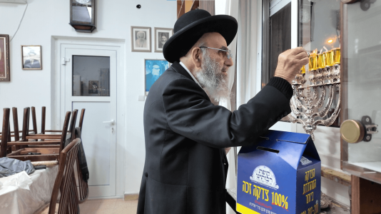 מרן רבינו הגר''מ צדקה בהדלקת נר ובתפילה למען תורמי קופת רבותינו (4).png