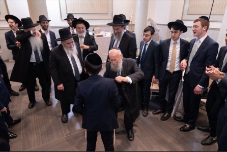 הגאון הגדול רבי דוד עטייה ראש ישיבת 'היכל עזרא' בריקוד עם חתן הבר מצוה.jpg