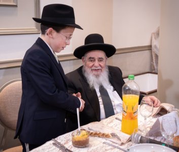 חתן הבר מצוה עם מרן רה''י שליט''א.jpg