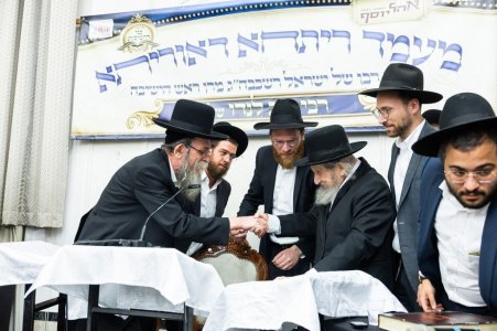 הגרי''ב שרייבר מקבל פני רשכבה''ג.jpg