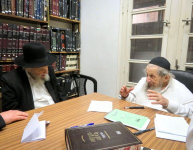 הגרמ''ה הירש מבקר את רשכבה''ג עם שובו מבית הרפואה מעיני הישועה.jpg