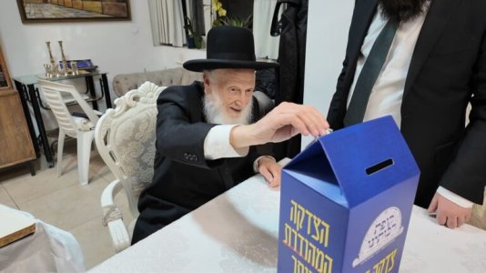 מרן-ראש-הישיבה-הגרש-בצלאל-תורם-לקופת-רבותינו_1024x576-768x432.jpg