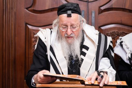 הרב זעפראני עם תפילין רש''י ור''ת.jpg