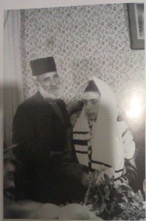 הר' משה צדקה בבר מצוה שלו- עם דוד של אביו חכם צדקה חוצין.jpg