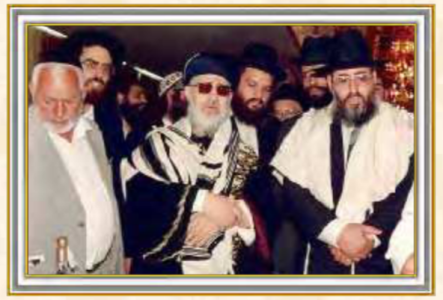 מרן זיע''א עם טלית.png