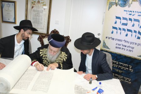 מרן-הגאון-רבי-יצחק-יוסף_1280x853.jpg מרן-הגאון-רבי-יצחק-יוסף_1280x853.jpg