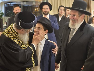 בבר מצוה לנכד הרה''ר הגר''ק בר עם חתן הבר מצוה.jpg