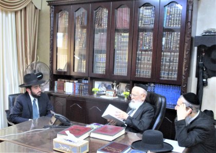 רה''י מקבל את הספר שהוציא המכון.JPG