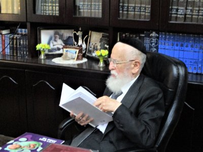 רה''י מעיין בספר שהוציא המכון.JPG