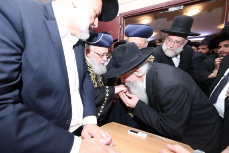 רבי דוד אביחצירא מנשק את ידו של מרן הראש''ל שליט''א בלוית הגר''י דרעי.png