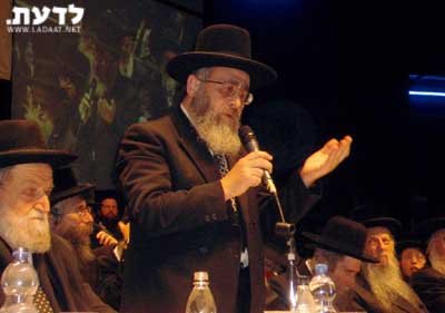הרב יצחק בסיום שס בחיפה.jpg