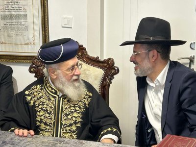 הרב-יצחק-יוסף-בנתניה-אצל-הרב-יוסף-חיים-גבאי-2.jpeg