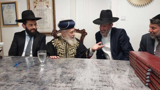 הרב-יצחק-יוסף-בנתניה-אצל-הרב-יוסף-חיים-גבאי-4.jpeg