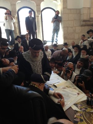 חתימת מרן על הכתרת מורנו ורבנו.jpg