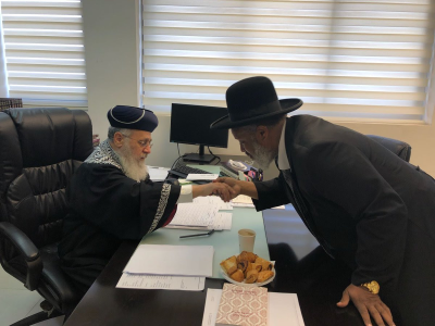 הרב הראשי ליוצאי אתיופיה הרב ראובן וובשת-מציג למרן 'ילקוט יוסף' מתורגם לאמהרית.png