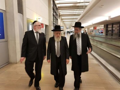 הרב יצחק יוסף ואחיו1.jpg