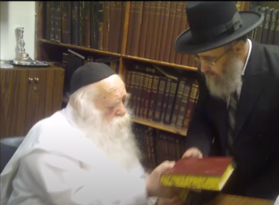 הרב יצחק יוסף אצל הרב קניבסקי.png
